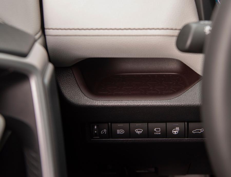 Детали интерьера Toyota RAV4 XSE Hybrid 2018 года  (NA) (фото 68 из 71)